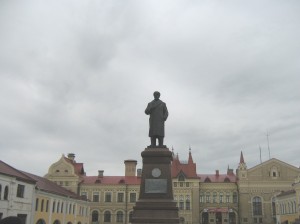 Памятник Ленину в зимней одежде